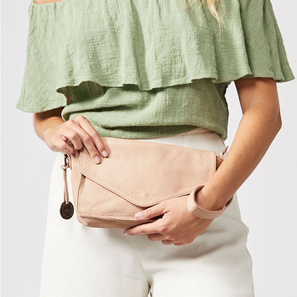 ショルダーバッグ VIENNA CROSSBODY BAG The Vienna – The Wanderers Travel Co.
